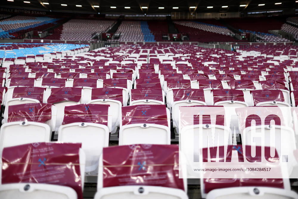 West Ham United gegen Queens Park Rangers, 9. Oktober 2026, London, EFL Championship, Fußball: West Ham United gegen Queens Park Rangers – Bunte Tücher auf den Sitzplätzen als Vorbereitung auf eine Gedenkaktion vor dem Spiel zum Gedenken an Ludek Miklosko. Foto: Jacques Feeney, Offside, London, Großbritannien