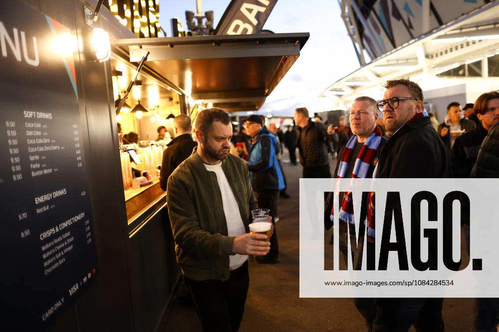 West Ham United gegen Queens Park Rangers, 9. Oktober 2026, London, EFL Championship, Fußball: West Ham United gegen Queens Park Rangers – West Ham-Fans in der Bar. Foto: Jacques Feeney, Offside, London, Großbritannien