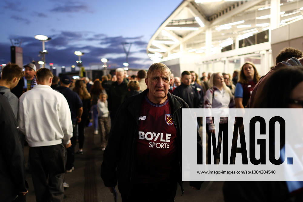 West Ham United gegen Queens Park Rangers, 9. Oktober 2026, London, EFL Championship, Fußball: West Ham United gegen Queens Park Rangers – West Ham-Fans auf dem Weg zum London Stadium. Foto: Jacques Feeney, Offside, London, Großbritannien