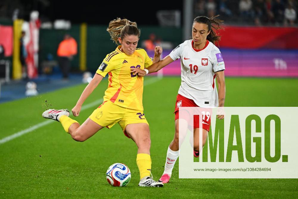 Belgium v Poland - FIFA Women s World Cup 2027 UEFA Qualifiers LEUVEN, BELGIUM - OCTOBER 09 : Detruyer Marie midfielder of Belgium, Natalia Padilla of Poland during the FIFA Women s World Cup 2027 UEFA European Qualifiers play-offs round 1 path 2 first leg match between Belgium and Poland on October 9, 2026 in Leuven, Belgium, 09 10 2026 Leuven Belgium