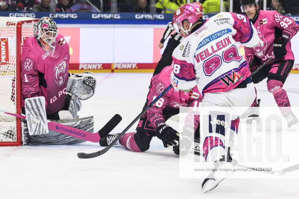 In the photo, from left: Dustin Strahlmeier, Grizzlys Wolfsburg 01; Yannick Veilleux, Eisbären Berlin 38; face-off, action, battle, fighting for the puck, GER, Berlin, ice hockey, DEL 1, Eisbären Berlin vs. Grizzlys Wolfsburg, at the Uber Arena, October 9, 2026,