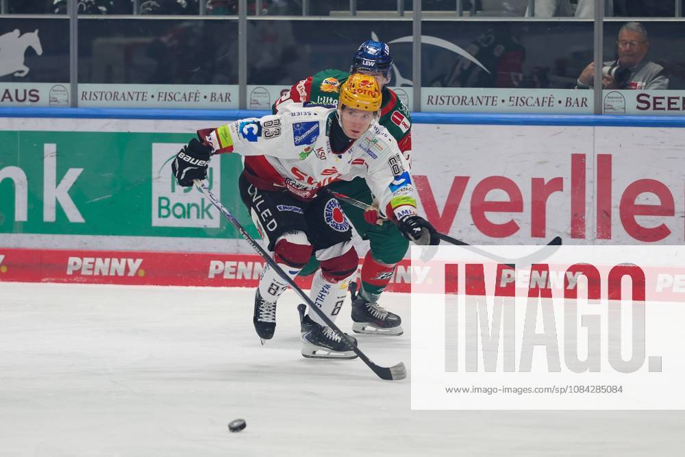 One-on-one, action, featuring Florian Reinwald (Fischtown Pinguins 83) and Philipp Krauss (Augsburger Panther 20), Augsburger Panther vs. Fischtown Pinguins, Matchday 7, Ice Hockey, Penny DEL, October 9, 2026, Augsburg, Bavaria, Germany