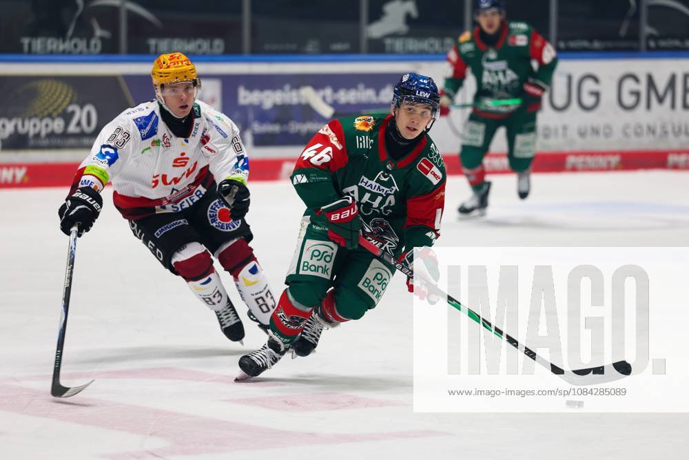One-on-one, action, featuring Florian Reinwald (Fischtown Pinguins, 83) and Moritz Elias (Augsburger Panther, 46), Augsburger Panther vs. Fischtown Pinguins, Matchday 7, Ice Hockey, Penny DEL, October 9, 2026, Augsburg, Bavaria, Germany