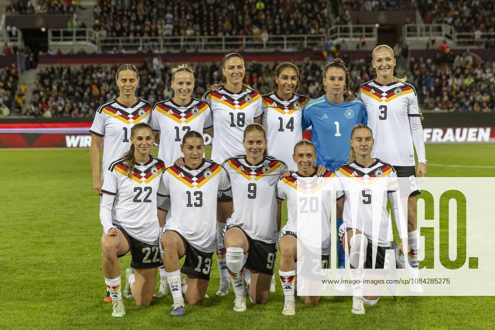 GER, Karlsruhe, football, womens football, International Friendly, Länderspiel, Nationalmannschaft Germany vs. Australia in the picture f.l.: team photo germany 09.10.2026, BBBank Wildpark Karlsruhe DFB REGULATIONS PROHIBIT ANY USE OF PHOTOGRAPHS AS IMAGE SEQUENCES AND OR QUASI-VIDEO, Karlsruhe BBBank Wildpark Baden-Wuerttemberg Germany
