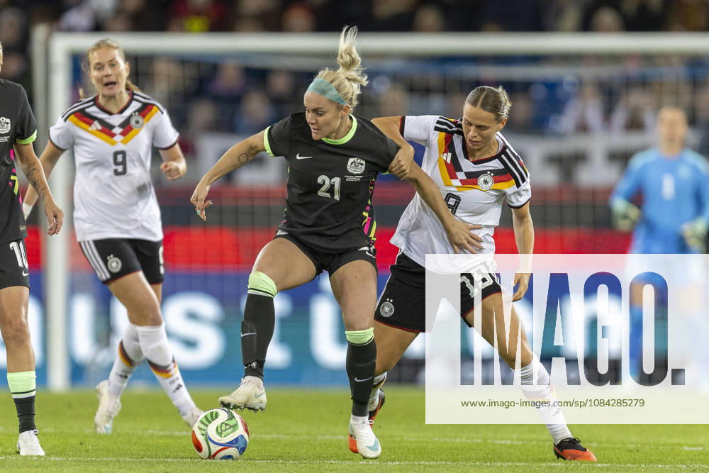GER, Karlsruhe, football, womens football, International Friendly, Länderspiel, Nationalmannschaft Germany vs. Australia in the picture f.l.: Ellie Carpenter (Australia 21), Klara Buehl (Germany 19), tackle 09.10.2026, BBBank Wildpark Karlsruhe DFB REGULATIONS PROHIBIT ANY USE OF PHOTOGRAPHS AS IMAGE SEQUENCES AND OR QUASI-VIDEO, Karlsruhe BBBank Wildpark Baden-Wuerttemberg Germany