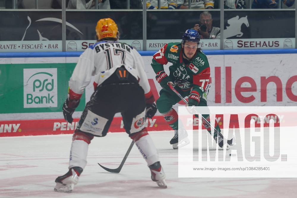One-on-one, action, with Ludwig Bystroem, Fischtown Pinguins 17, Luke Toporowski 77, Augsburger Panther, Augsburger Panther vs. Fischtown Pinguins, Matchday 7, Ice Hockey, Penny DEL, October 9, 2026, Augsburg, Bavaria, Germany