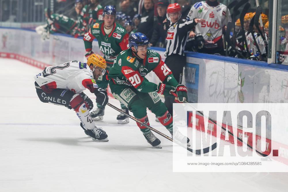 One-on-one, action, featuring Matthew Abt (Fischtown Pinguins, 42) and Philipp Krauss (Augsburger Panther, 20), Augsburger Panther vs. Fischtown Pinguins, Matchday 7, Ice Hockey, Penny DEL, October 9, 2026, Augsburg, Bavaria, Germany