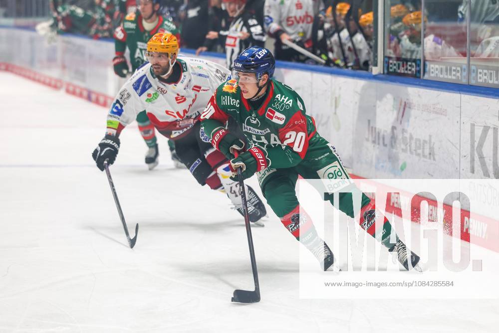 One-on-one, action, featuring Matthew Abt (Fischtown Pinguins, 42) and Philipp Krauss (Augsburger Panther, 20), Augsburger Panther vs. Fischtown Pinguins, Matchday 7, Ice Hockey, Penny DEL, October 9, 2026, Augsburg, Bavaria, Germany