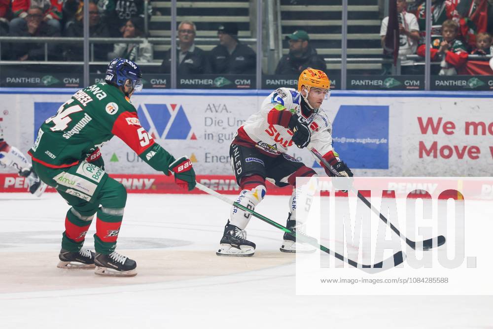 One-on-one, action, featuring Felix Scheel 54 (Augsburg Panthers) and Alex Friesen 57 (Fischtown Pinguins), Augsburg Panthers vs. Fischtown Pinguins, Matchday 7, Ice Hockey, Penny DEL, October 9, 2026, Augsburg, Bavaria, Germany