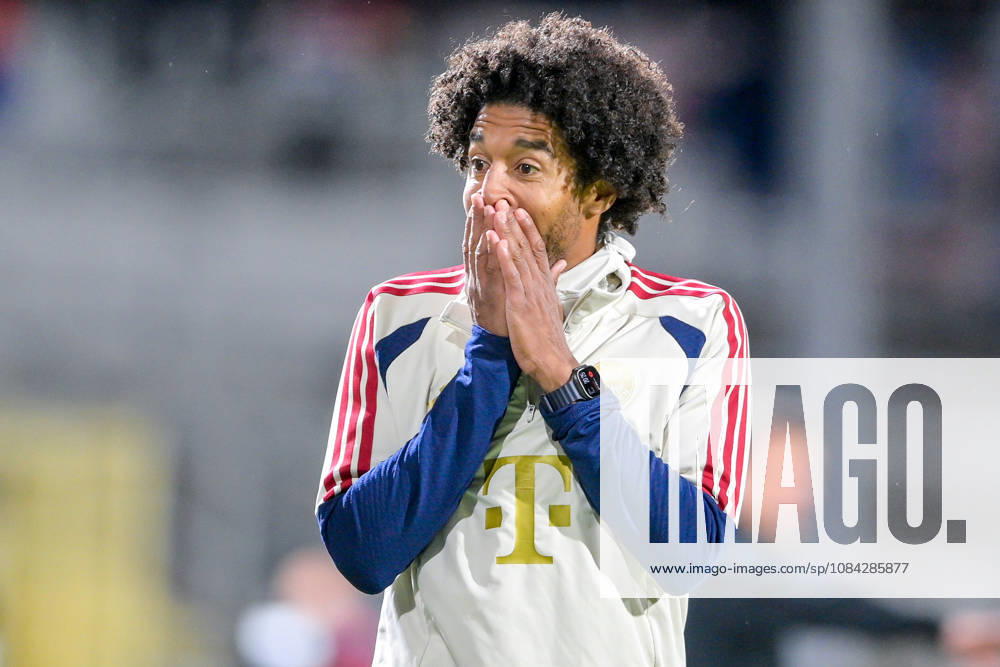 Coach Costa Santos Dante of FC Bayern Munich can t believe it, looking disappointed; disappointment, frustration, pessimistic, single frame, action, 09 10 2026, Munich, Germany, soccer, Bavarian Regional League, FC Bayern Munich II vs. SpVgg Unterhaching
