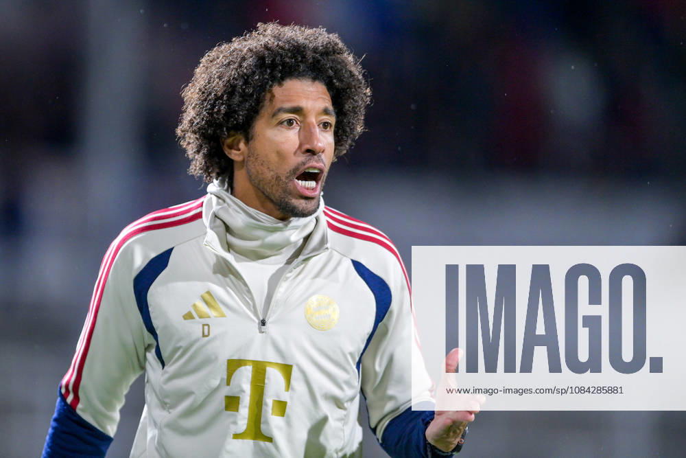 Coach Costa Santos Dante of FC Bayern Munich gives instructions, gesticulates with his arms, single frame, action, 09 10 2026, Munich, Germany, soccer, Bavarian Regional League, FC Bayern Munich II vs. SpVgg Unterhaching