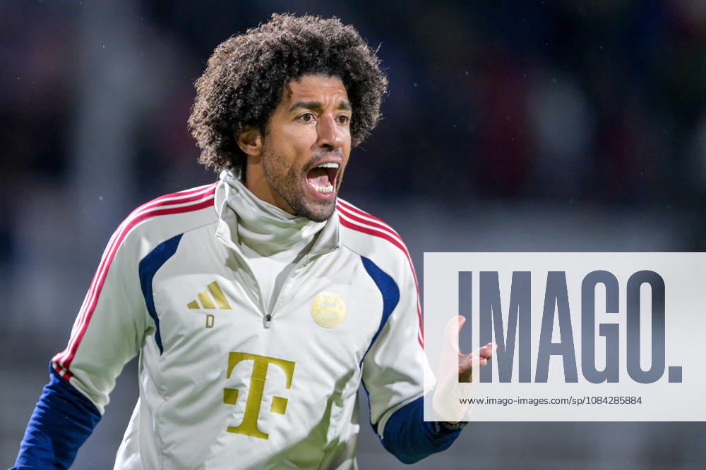 Coach Costa Santos Dante of FC Bayern Munich gives instructions, gesticulates with his arms, single frame, action, 09 10 2026, Munich, Germany, soccer, Bavarian Regional League, FC Bayern Munich II vs. SpVgg Unterhaching