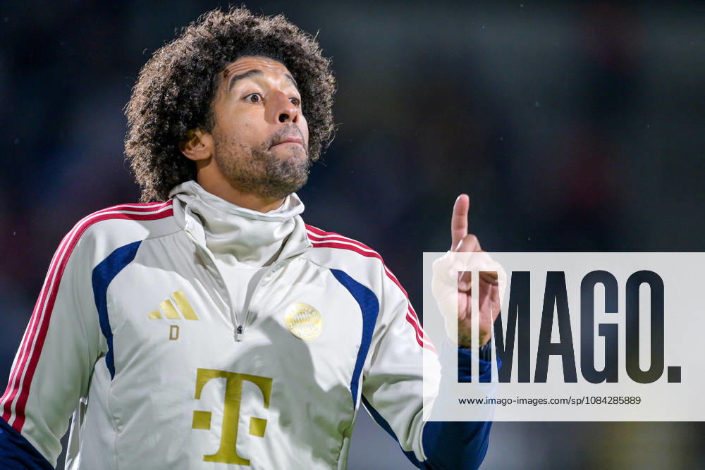 Coach Costa Santos Dante of FC Bayern Munich gives instructions, gesticulates with his arms, single frame, action, 09 10 2026, Munich, Germany, soccer, Bavarian Regional League, FC Bayern Munich II vs. SpVgg Unterhaching