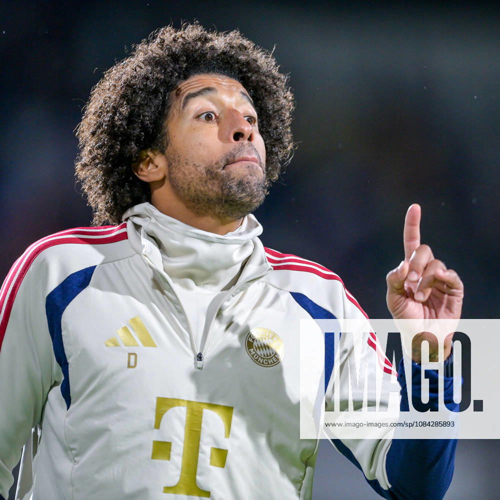 Coach Costa Santos Dante of FC Bayern Munich gives instructions, gesticulates with his arms, single frame, action, 09 10 2026, Munich, Germany, soccer, Bavarian Regional League, FC Bayern Munich II vs. SpVgg Unterhaching