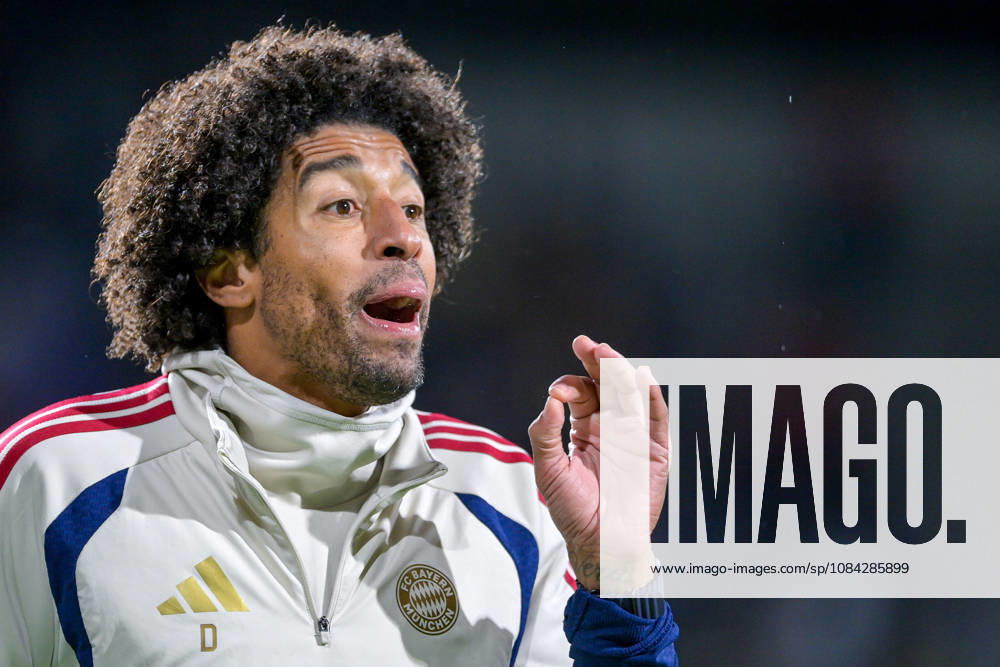 Coach Costa Santos Dante of FC Bayern Munich gives instructions, gesticulates with his arms, single frame, action, 09 10 2026, Munich, Germany, soccer, Bavarian Regional League, FC Bayern Munich II vs. SpVgg Unterhaching