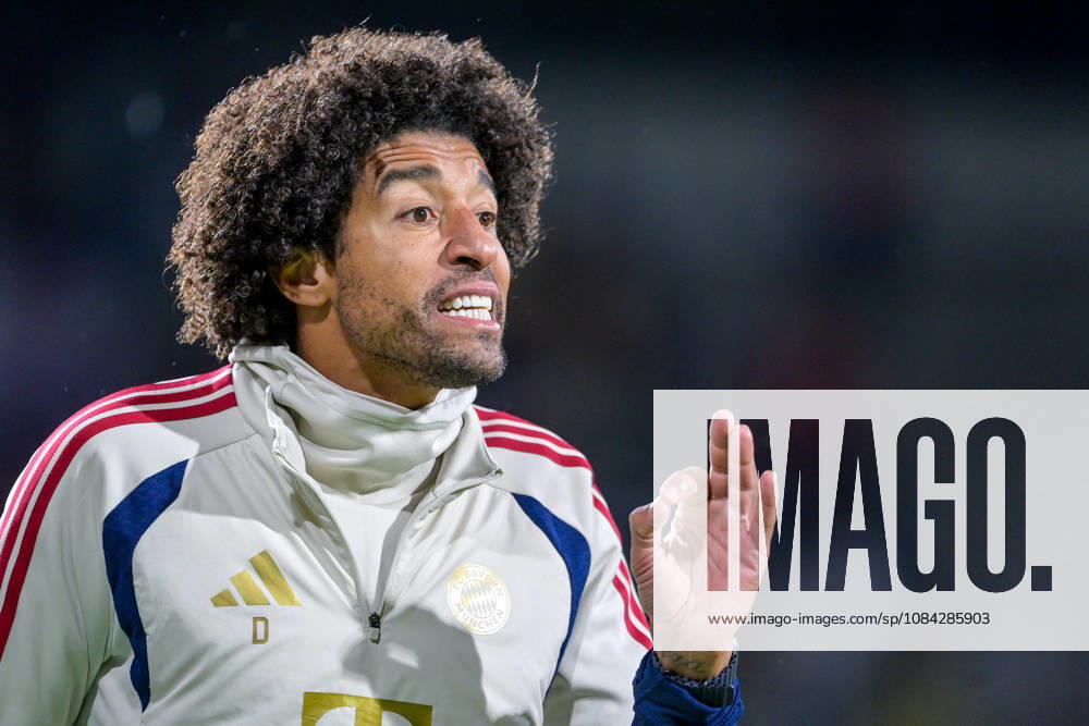 Coach Costa Santos Dante of FC Bayern Munich gives instructions, gesticulates with his arms, single frame, action, 09 10 2026, Munich, Germany, soccer, Bavarian Regional League, FC Bayern Munich II vs. SpVgg Unterhaching