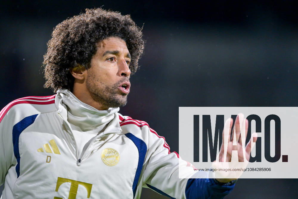 Coach Costa Santos Dante of FC Bayern Munich gives instructions, gesticulates with his arms, single frame, action, 09 10 2026, Munich, Germany, soccer, Bavarian Regional League, FC Bayern Munich II vs. SpVgg Unterhaching