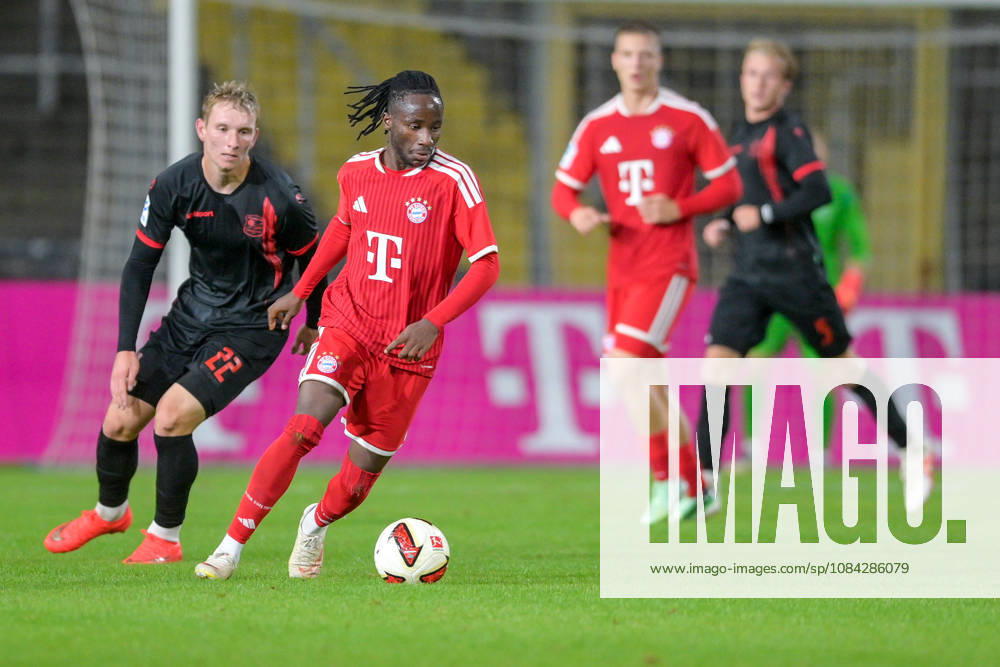 V li Cornelius Pfeiffer Unterhaching, 22 Richard Ajayi Bayern Munich, FCB, 3 in a one-on-one, duel, tackle, dynamic, action, 09 10 2026, Munich, Germany, soccer, Bavarian Regional League, FC Bayern Munich II vs. SpVgg Unterhaching