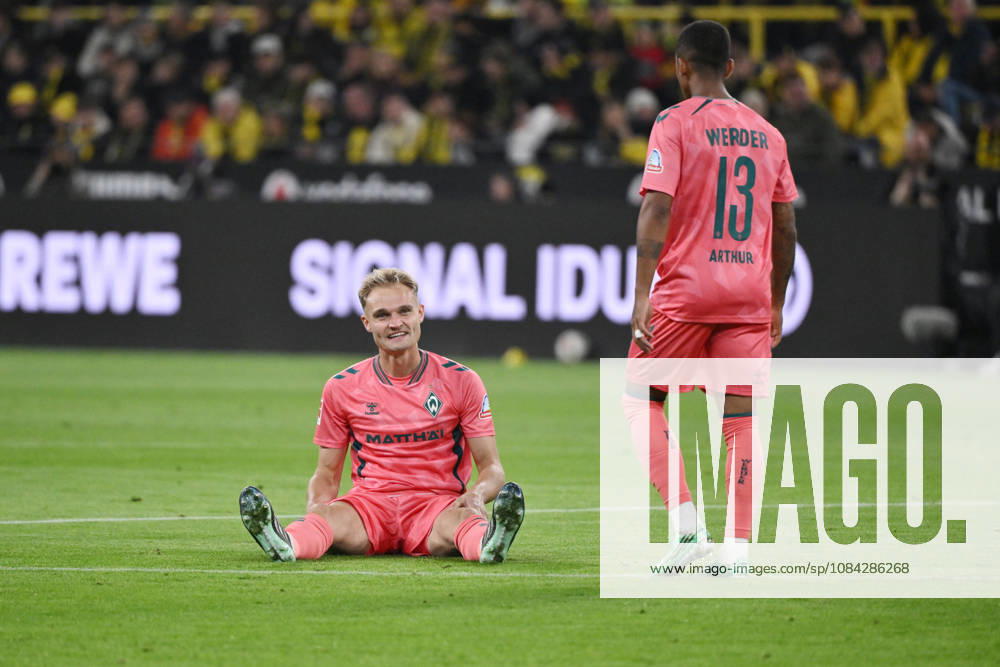 Injury: Amos Pieper, Werder Bremen, October 9, 2026; Soccer, Bundesliga 1, 2026–2027 season, Matchday 5, Borussia Dortmund vs. SV Werder Bremen. DFL regulations prohibit any use of photographs as image sequences and or quasi-video. Dortmund, Signal Iduna Park, North Rhine-Westphalia, Germany Team2