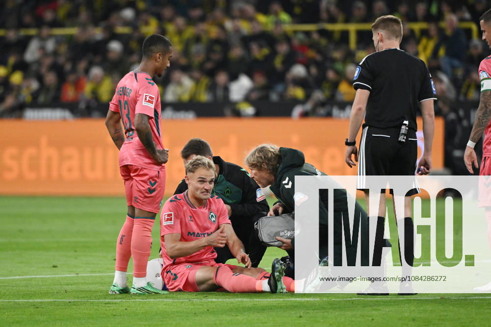Injury: Amos Pieper, Werder Bremen, October 9, 2026; Soccer, Bundesliga 1, 2026–2027 season, Matchday 5, Borussia Dortmund vs. SV Werder Bremen. DFL regulations prohibit any use of photographs as image sequences and or quasi-video. Dortmund, Signal Iduna Park, North Rhine-Westphalia, Germany Team2