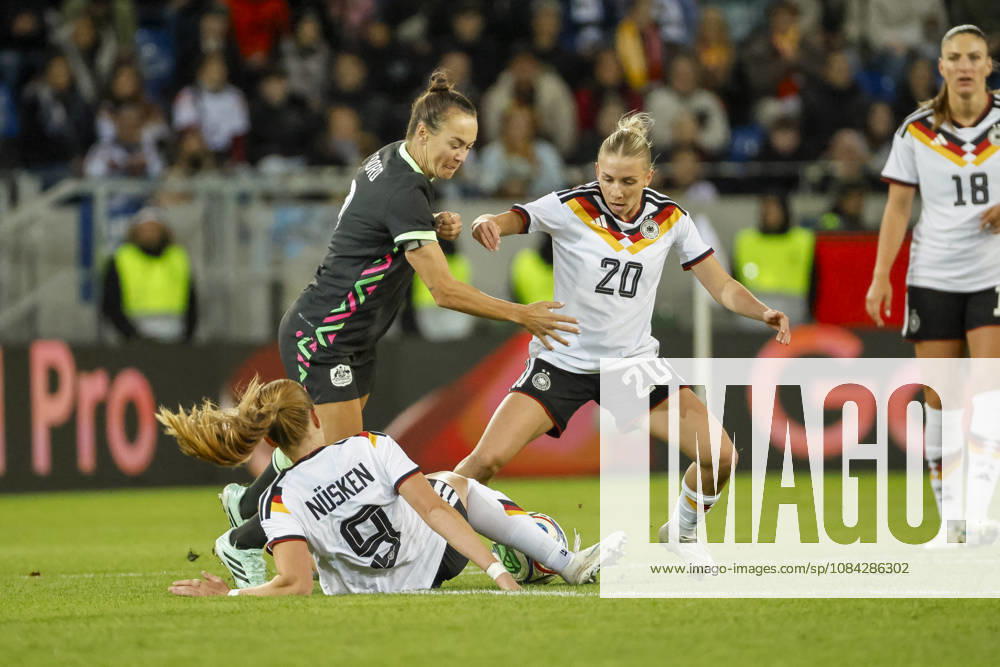 Sjoeke Nüsken, Nusken (Germany), 09, Caitlin Foord (Australia), 09, and Elisa Senß, Senss (Germany), 20, battling for the ball; Germany, soccer, women, friendly match, 2026, Germany vs. Australia, October 9, 2026, Karlsruhe BBBank Wildpark, Germany