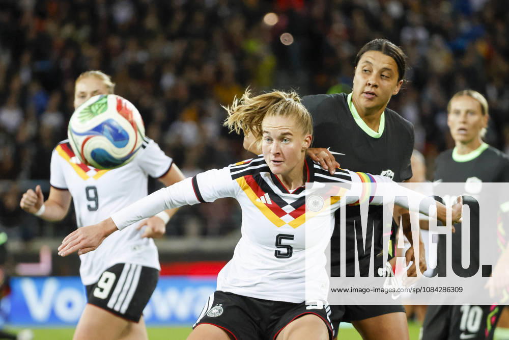 Janina Minge (Germany, 5) and Samantha Kerr (Australia, 20) in a one-on-one duel, Germany, soccer, women s, friendly match, 2026, Germany vs. Australia, October 9, 2026, Karlsruhe BBBank Wildpark, Germany