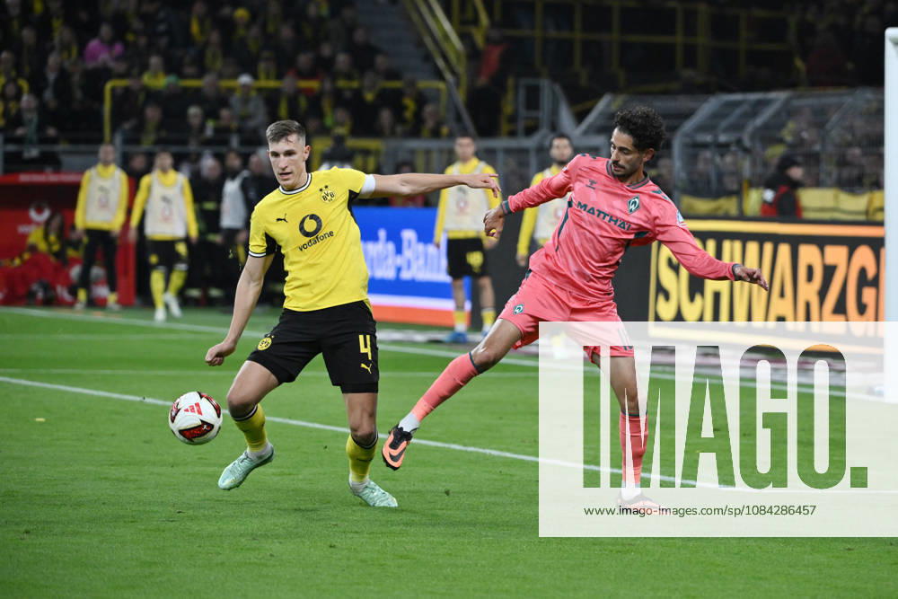 Nico Schlotterbeck (Borussia Dortmund), left, against Eren Dinkci (Werder Bremen), October 9, 2026, Soccer, Bundesliga 1, 2026–2027 season, Matchday 5, Borussia Dortmund vs. SV Werder Bremen. DFL regulations prohibit any use of photographs as image sequences and or quasi-video. Dortmund, Signal Iduna Park, North Rhine-Westphalia, Germany Team2
