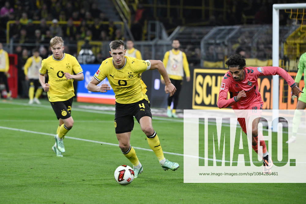 Nico Schlotterbeck (Borussia Dortmund), left, against Eren Dinkci (Werder Bremen), October 9, 2026, Soccer, Bundesliga 1, 2026–2027 season, Matchday 5, Borussia Dortmund vs. SV Werder Bremen. DFL regulations prohibit any use of photographs as image sequences and or quasi-video. Dortmund, Signal Iduna Park, North Rhine-Westphalia, Germany Team2