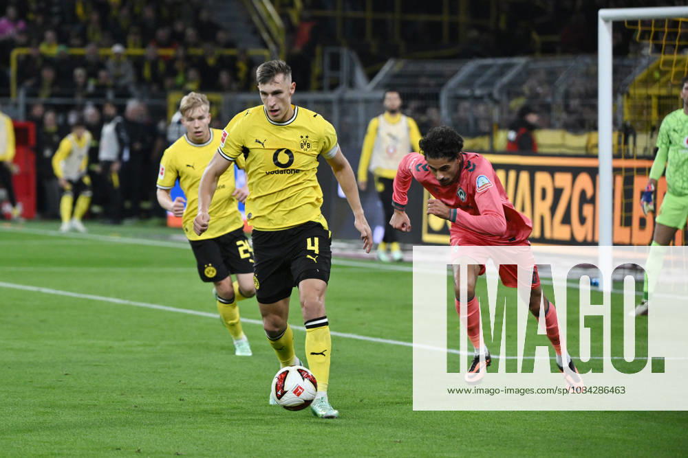 Nico Schlotterbeck (Borussia Dortmund), left, against Eren Dinkci (Werder Bremen), October 9, 2026, Soccer, Bundesliga 1, 2026–2027 season, Matchday 5, Borussia Dortmund vs. SV Werder Bremen. DFL regulations prohibit any use of photographs as image sequences and or quasi-video. Dortmund, Signal Iduna Park, North Rhine-Westphalia, Germany Team2