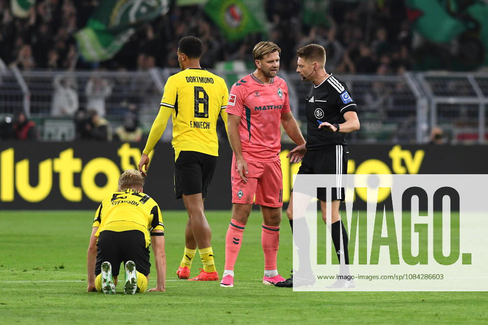 Niclas Fuellkrug of Werder Bremen speaks with referee Christian Dingert during the Bundesliga match between Borussia Dortmund and SV Werder Bremen at Signal Iduna Park on October 9, 2026, in Dortmund, Germany. Photo by Ralf Treese, DeFodi Images. Niclas Fuellkrug of Werder Bremen speaks with referee Christian Dingert during the Bundesliga match between Borussia Dortmund and SV Werder Bremen at Signal Iduna Park on October 9, 2026 in Dortmund, Germany Photo by Ralf Treese DeFodi Images DFB DFL REGULATIONS PROHIBIT ANY USE OF PHOTOGRAPHS AS IMAGE SEQUENCES AND OR QUASI-VIDEO Photo by Ralf Treese DeFodi Images