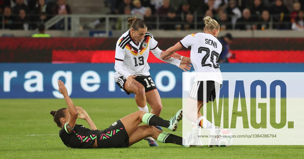 Karlsruhe, Women s International Soccer Match: Germany vs. Australia; from left: Caitlin Foord (AUS), Carlotta Wamser (GER), Elisa Senß (GER)