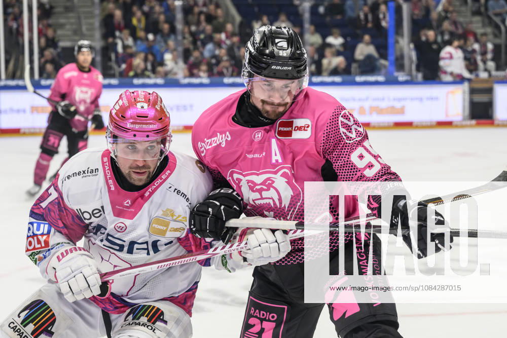 In the photo, from left: Gabriel Fontaine (Eisbären Berlin 97) and Fabio Pfohl (Grizzlys Wolfsburg 95), a face-off, action, battle, fighting for the puck, GER, Berlin, ice hockey, DEL 1, Eisbären Berlin vs. Grizzlys Wolfsburg, at the Uber Arena, October 9, 2026,