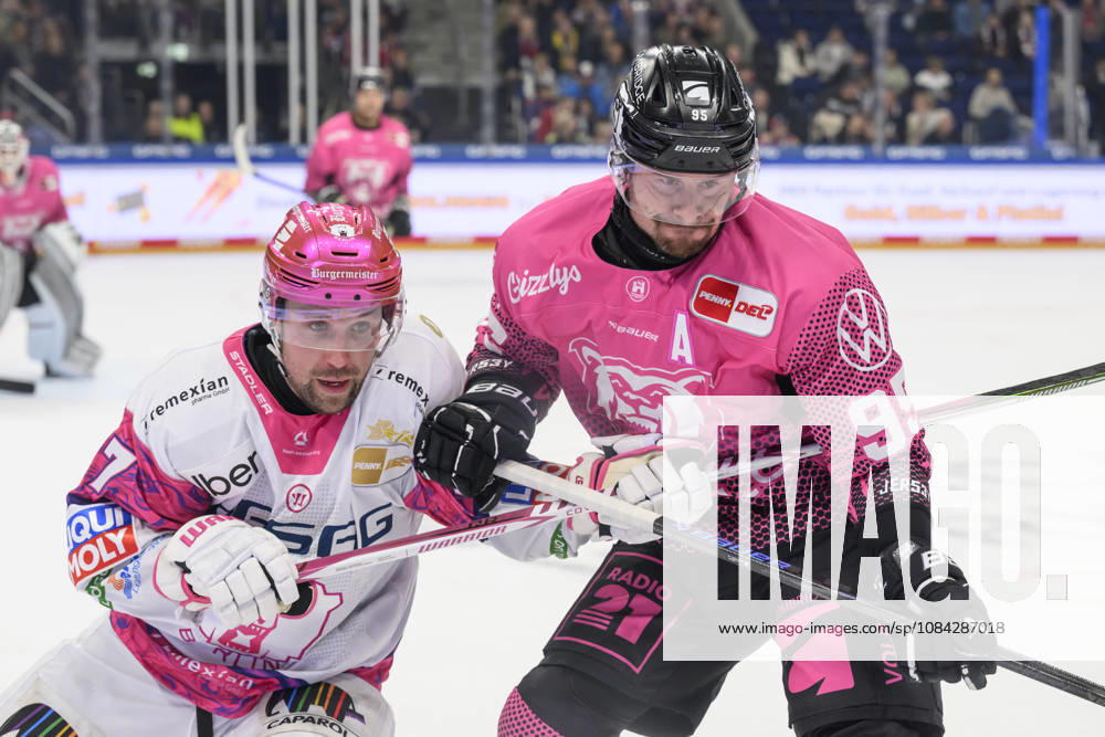 In the photo, from left: Gabriel Fontaine (Eisbären Berlin 97) and Fabio Pfohl (Grizzlys Wolfsburg 95), a face-off, action, battle, fighting for the puck, GER, Berlin, ice hockey, DEL 1, Eisbären Berlin vs. Grizzlys Wolfsburg, at the Uber Arena, October 9, 2026,