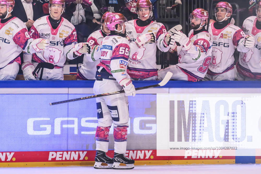 In the photo, from left: Jean Luc Foudy, Eisbären Berlin 55, celebrating with the bench, GER, Berlin, ice hockey, DEL 1, Eisbären Berlin vs. Grizzlys Wolfsburg, at the Uber Arena, October 9, 2026,