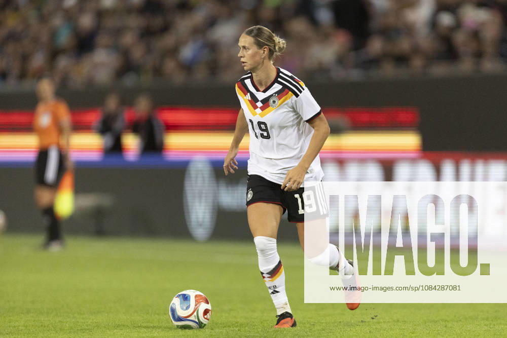 GER, Karlsruhe, football, womens football, International Friendly, Länderspiel, Nationalmannschaft Germany vs. Australia in the picture f.l.: Klara Buehl (Germany 19), action with the ball 09.10.2026, BBBank Wildpark Karlsruhe DFB REGULATIONS PROHIBIT ANY USE OF PHOTOGRAPHS AS IMAGE SEQUENCES AND OR QUASI-VIDEO, Karlsruhe BBBank Wildpark Baden-Wuerttemberg Germany
