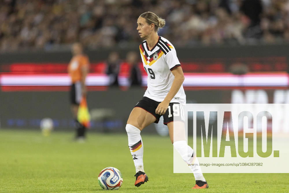 GER, Karlsruhe, football, womens football, International Friendly, Länderspiel, Nationalmannschaft Germany vs. Australia in the picture f.l.: Klara Buehl (Germany 19), action with the ball 09.10.2026, BBBank Wildpark Karlsruhe DFB REGULATIONS PROHIBIT ANY USE OF PHOTOGRAPHS AS IMAGE SEQUENCES AND OR QUASI-VIDEO, Karlsruhe BBBank Wildpark Baden-Wuerttemberg Germany