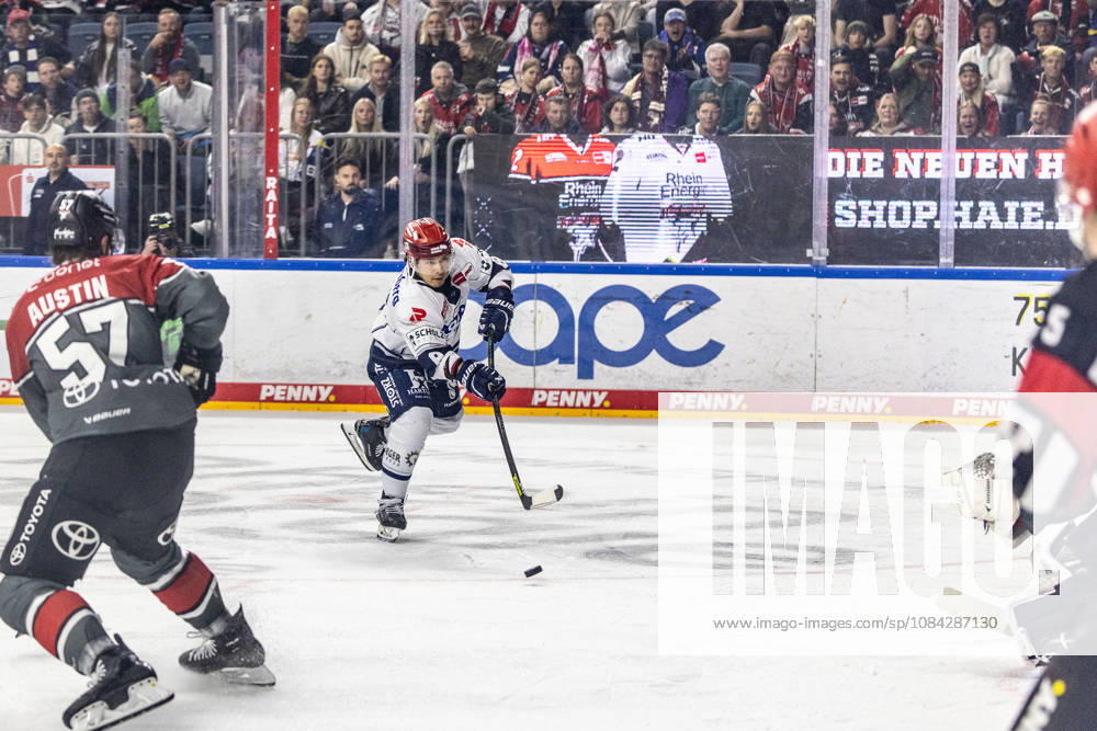Austin Ortega, Schwenninger Wild Wings, No. 08, on a shot on goal vs. Brady Austin, Koelner Haie, No. 57; Koelner Haie vs. Schwenninger Wild Wings, ice hockey, Penny DEL, Matchday 07, 2026–2027, October 9, 2026, Cologne Haie vs. Schwenningen Wild Wings, Ice Hockey, Penny DEL, Matchday 7, 2026–2027, October 9, 2026, Cologne