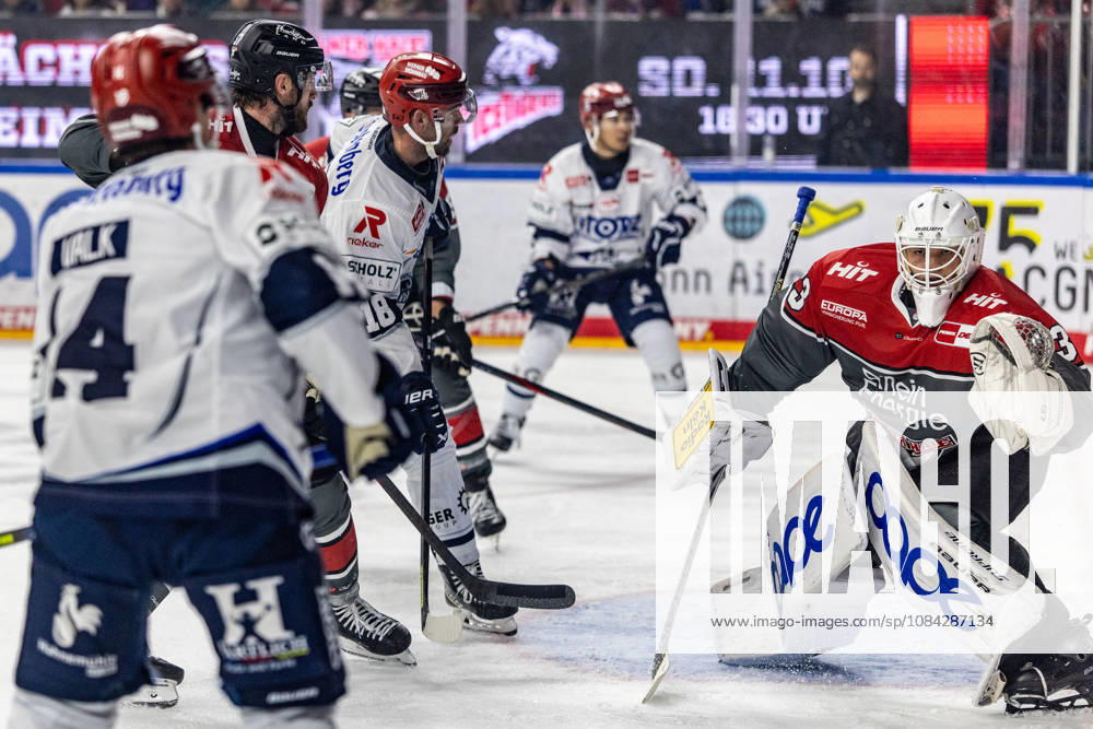 Eric Cornel, Schwenninger Wild Wings, 18 vs. Nico Wien, Koelner Haie, 33; Koelner Haie vs. Schwenninger Wild Wings, Ice Hockey, Penny DEL, Matchday 07, 2026–2027, October 9, 2026 Cologne Haie vs Schwenninger Wild Wings, Ice Hockey, Penny DEL, Matchday 07, 2026–2027, October 9, 2026 Cologne
