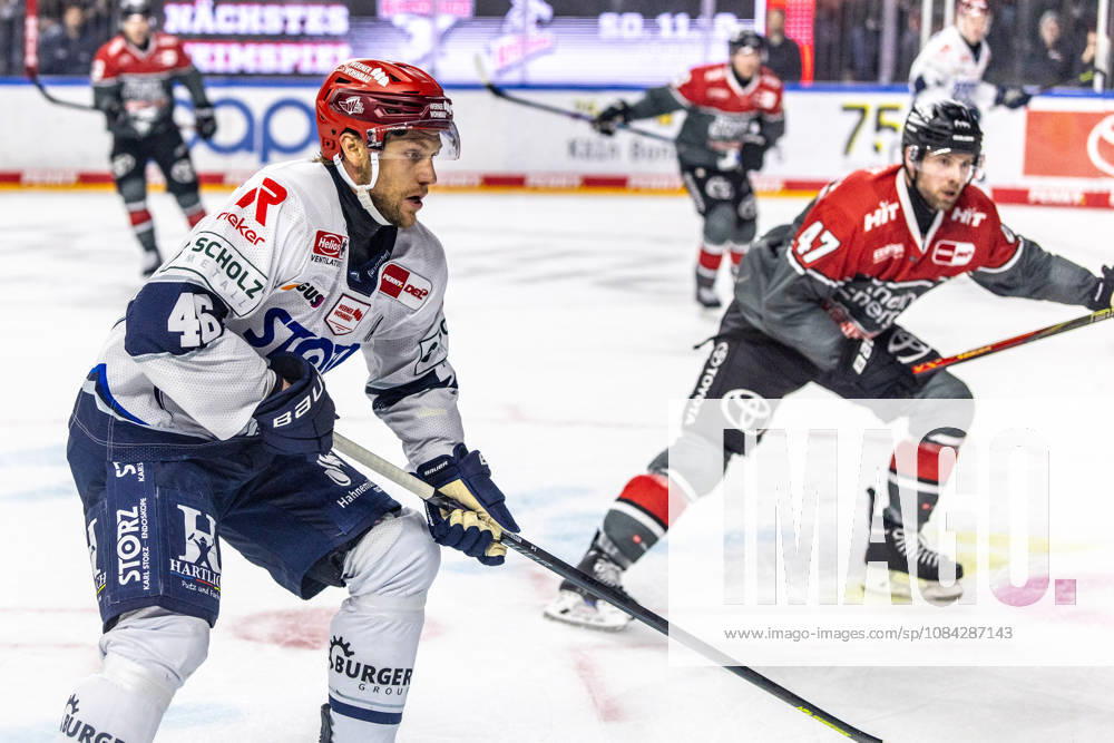 Eric Martinsson, Schwenninger Wild Wings, 46 vs. Veli Matti Vittasmaki, Koelner Haie, 47; Koelner Haie vs. Schwenninger Wild Wings, Ice Hockey, Penny DEL, Matchday 07, 2026–2027, October 9, 2026, Cologne Sharks vs. Schwenninger Wild Wings, Ice Hockey, Penny DEL, Matchday 07, 2026–2027, October 9, 2026, Cologne