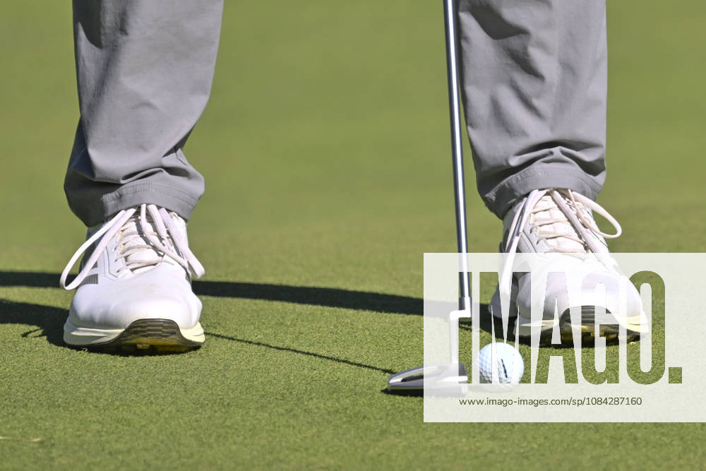 Close-up of a playerÃ¢â‚¬â ¢s hand placing the ball on the mark during the Open de EspaoÂ±a presented by Madrid at Club de Campo Villa de Madrid on October 09, 2026 in Madrid, Spain. Open GOLF De Spain Presented By Madrid - 10.09.26 (Second Day) - ZUMAc312 20261009_zsp_c312_424