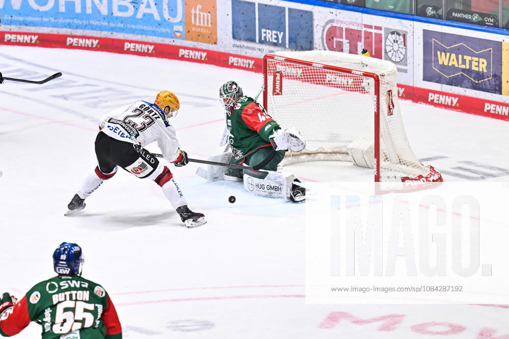 Penny DEL Augsburger Panther Fischtown Pinguins, October 9, 2026, AUGSBURG, GERMANY OCTOBER 9 Max GÖRTZ of the Fischtown Pinguins, No. 23, fails to score on a breakaway against Tobias ANCICKA of the Augsburger Panther, No. 45, during the Penny DEL match between the Augsburger Panther and the Fischtown Pinguins on Matchday 7 at the Curt Frenzel Stadium