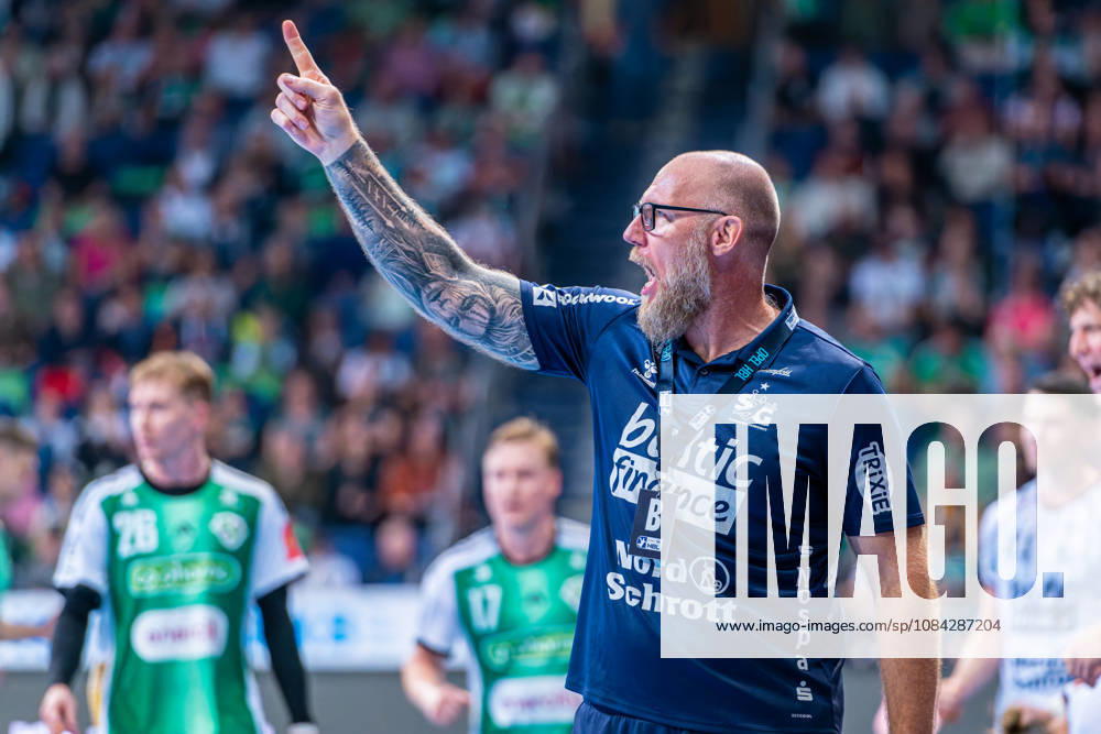 Aleö Pajovic, SG Flensburg Handewitt, coach (left), TSV Hannover Burgdorf (green) vs. SG Flensburg Handewitt (blue) on Matchday 8 of the 2026–2027 season in the Opel Handball Bundesliga on October 9, 2026, ZAG Arena Hannover, GER,