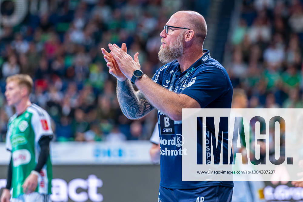 Aleö Pajovic, SG Flensburg Handewitt, coach (left), TSV Hannover Burgdorf (green) vs. SG Flensburg Handewitt (blue) on Matchday 8 of the 2026–2027 season in the Opel Handball Bundesliga on October 9, 2026, ZAG Arena Hannover, GER,
