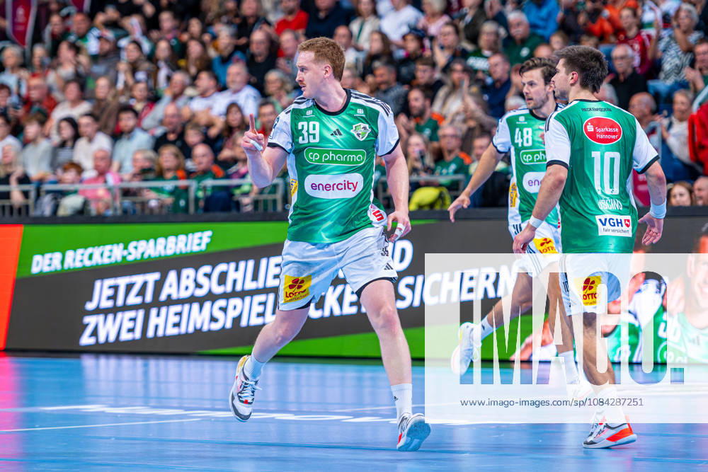Lukas Stutzke of TSV Hannover Burgdorf, No. 39 (left), TSV Hannover Burgdorf (green) vs. SG Flensburg Handewitt (blue) on Matchday 8 of the 2026–2027 season in the Opel Handball Bundesliga on October 9, 2026, ZAG Arena Hannover, GER,
