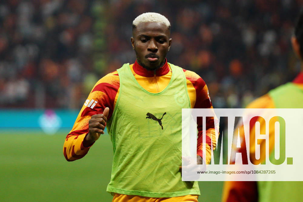 Victor Osimhen (C) of Galatasaray warms up during the Turkish Super League 2026 27 match between Galatasaray and Kasimpasa at RAMS Park Stadium in Istanbul, Turkey, on October 9, 2026. Turkish Super League 2026 27 - Galatasaray Vs Kasimpasa - ZUMAu194 20261009_zip_u194_021