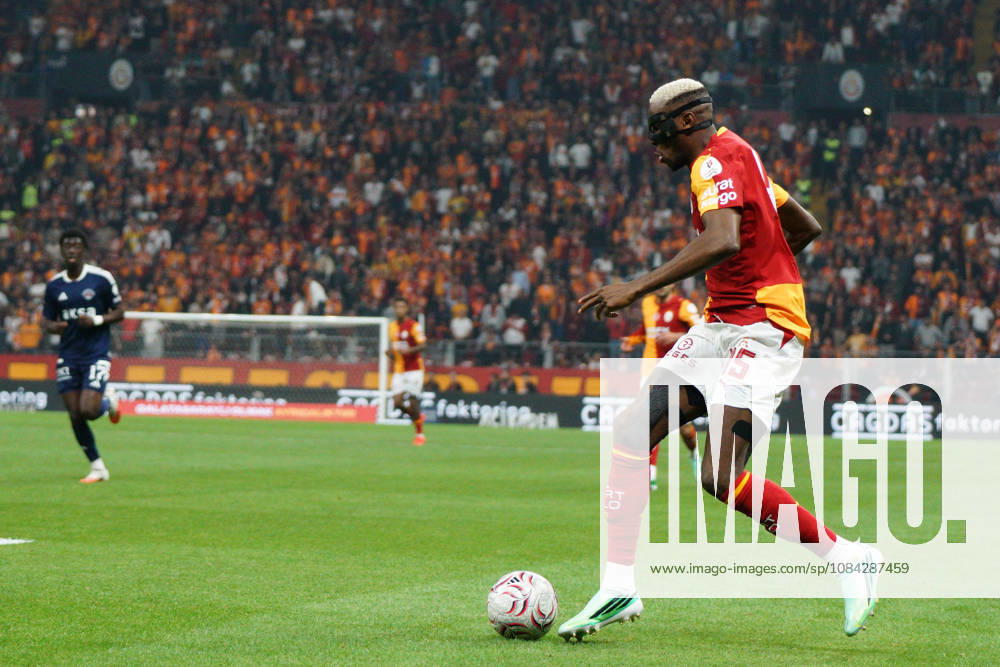 Victor Osimhen (C) of Galatasaray controls the ball during the Turkish Super League 2026 27 match between Galatasaray and Kasimpasa at RAMS Park Stadium in Istanbul, Turkey, on October 9, 2026. Turkish Super League 2026 27 - Galatasaray Vs Kasimpasa - ZUMAu194 20261009_zip_u194_022