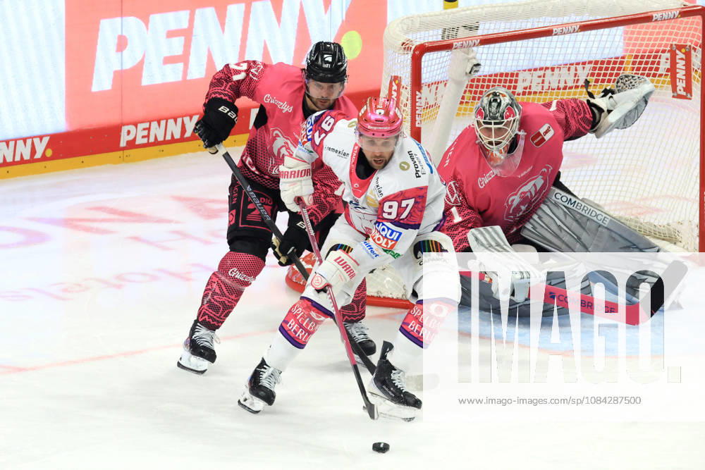 DEU, GER, Ice Hockey, Match Day, 2026–27 Season, Berlin, Eisbären Berlin vs. Grizzly Wolfsburg, Gabriel Fontaine (Eisbären Berlin 97), Dustin Strahlmeier (Grizzly Wolfsburg 1), Justin Feser (Grizzly Wolfsburg 71), nordphoto GmbH, Engler, City, Uber Arena, State, Country