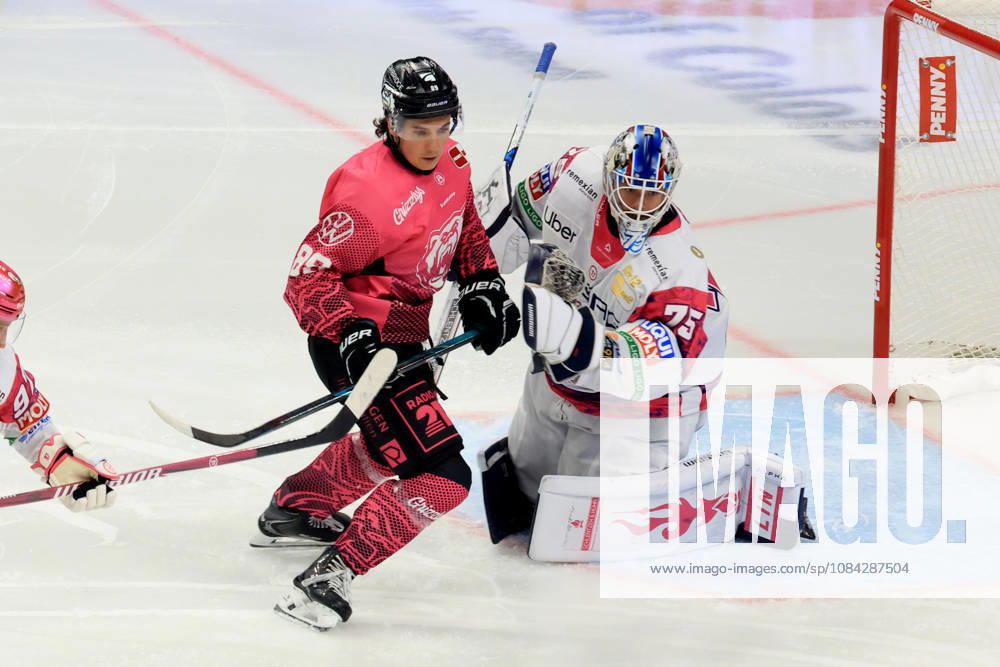 DEU, GER, Ice Hockey, Match Day, 2026–27 Season, Berlin, Eisbären Berlin vs. Grizzly Wolfsburg, Jonas Neffin (Eisbären Berlin 75), Matt Choupani (Grizzly Wolfsburg 89), nordphoto GmbH, Engler, City, Über Arena, Federal State, Country