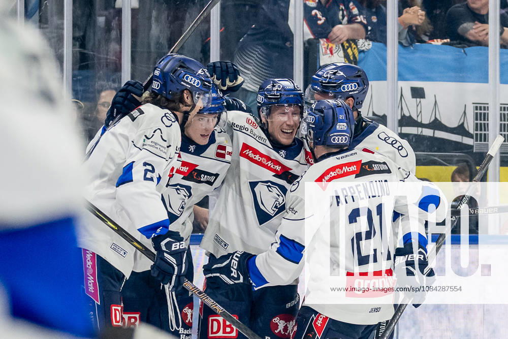The Ingolstadt fans celebrate with Sam Ruopp ERC Ingolstadt, 02, after his goal to make it 0–3 GER, EHC Red Bull Munich vs. ERC Ingolstadt, DEL, 2026–2027 season, Matchday 7, October 9, 2026. Photo: HMB Media, Franz Feiner