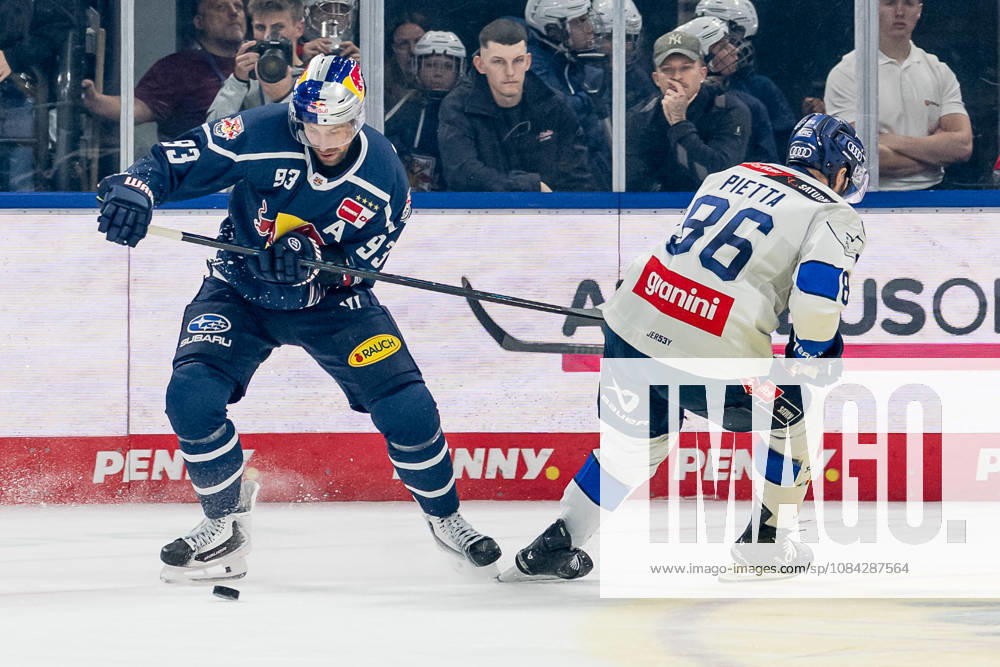 Battle for the Puck: Face-off between Maximilian Kastner (EHC Red Bull Munich, 93) and Daniel Pietta (ERC Ingolstadt, 86 GER), EHC Red Bull Munich vs. ERC Ingolstadt, DEL, 2026–2027 season, Matchday 7, October 9, 2026 Photo: HMB Media, Franz Feiner